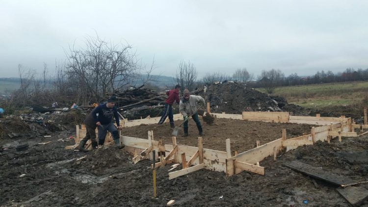 Noua căsuță a văduvei cu 7 copii din Târgu Lăpuș, începe să prindă contur