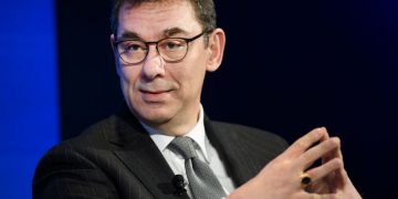 CEO-ul Pfizer nu s-a vaccinat încă anti-COVID: „Nu lucrez în linia întâi, deci categoria mea nu este printre primele care au prioritate la vaccinare acum”