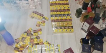 Ţigări de contrabandă şi parfumuri contrafăcute găsite în casa unui sighetean în urma unei percheziţii domiciliare