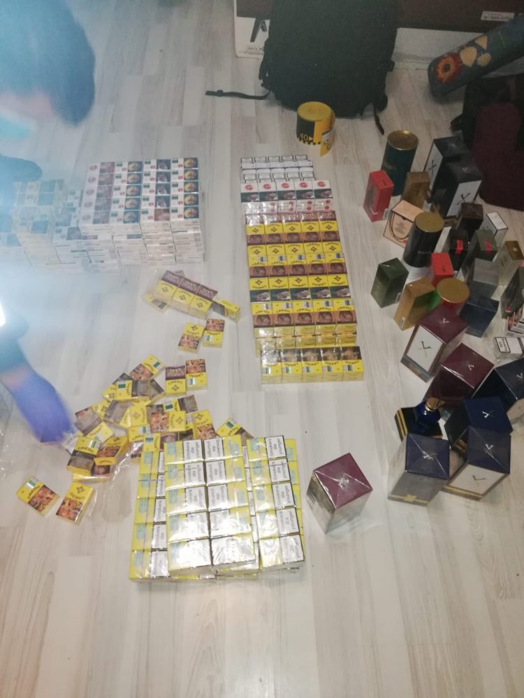 Ţigări de contrabandă şi parfumuri contrafăcute găsite în casa unui sighetean în urma unei percheziţii domiciliare