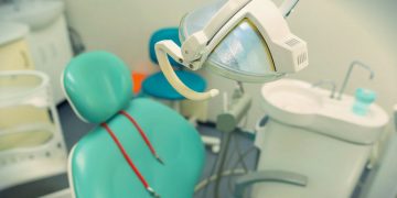 Atenție români! Pericolul mascat din spatele implanturilor dentare