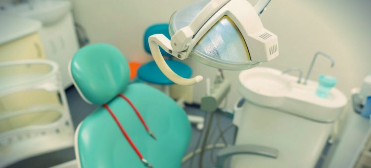 Atenție români! Pericolul mascat din spatele implanturilor dentare