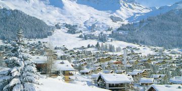 Sute de turişti britanici au fugit din izolare din hotelurile din Elveţia