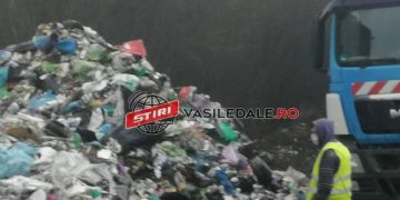 Groapă de gunoi pe Valea Vișeului! Deșeurile menajere, depozitate lângă albia râului – FOTO/VIDEO