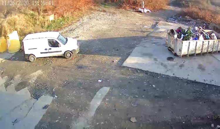 Un bărbat din Tămaia, surprins de camera de supraveghere în timp ce descărca gunoi dintr-o autoutilitară, s-a ales cu o amendă de 500 de lei