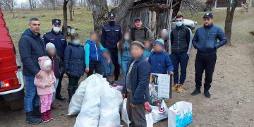 Pompierii din Vişeu de Sus, alături de semeni. Au cumpărat materiale de construcții şi pachete cu dulciuri pentru două familii nevoiaşe