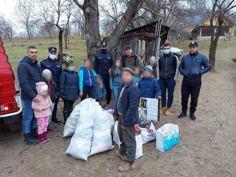 Pompierii din Vişeu de Sus, alături de semeni. Au cumpărat materiale de construcții şi pachete cu dulciuri pentru două familii nevoiaşe
