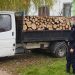 Gest făcut de doi jandarmi: au donat un camion de lemne unei femei care crește singură trei copii