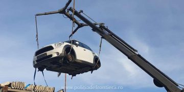 Mașină căutată de olandezi, fără plăcuţe de înmatriculare şi roţi, descoperită de poliţiştii de frontieră