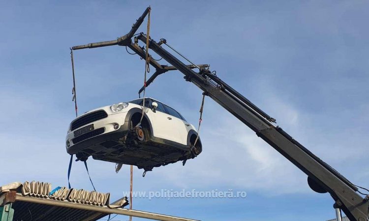Mașină căutată de olandezi, fără plăcuţe de înmatriculare şi roţi, descoperită de poliţiştii de frontieră