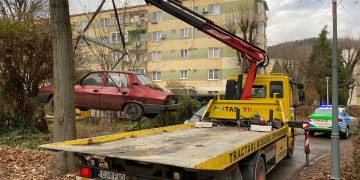 Poliția Locală continuă ridicarea mașinilor abandonate pe domeniul public din Baia Mare