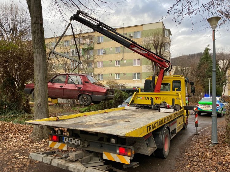 Poliția Locală continuă ridicarea mașinilor abandonate pe domeniul public din Baia Mare