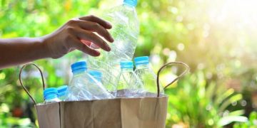 Românii vor plăti în curând „taxa pe ambalaj”. 50 de bani pentru fiecare sticlă sau PET cumpărat