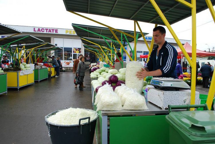 Pieţele se redeschid sâmbătă dimineaţă