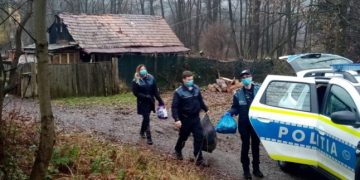 Polițiștii din Baia Mare au cumpărat hăinuțe, jucării dar și alimente pentru familii mai greu încercate