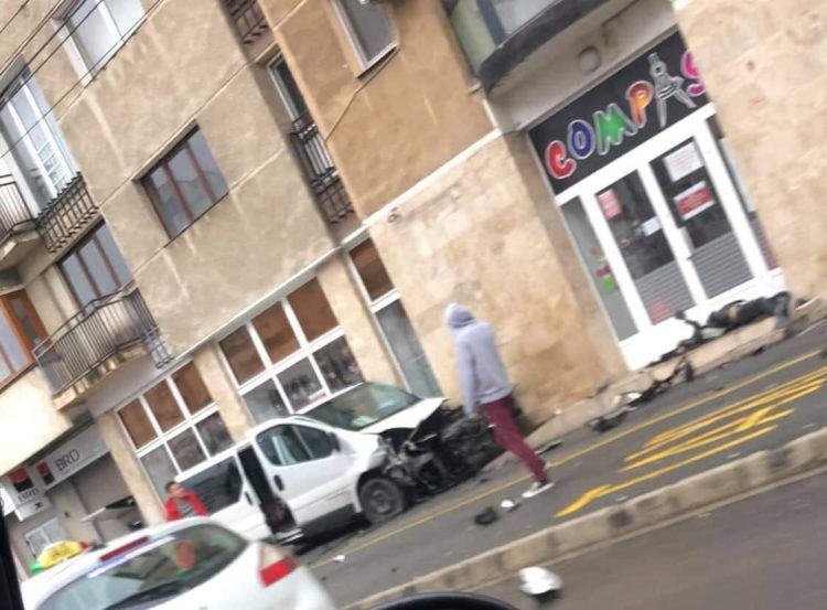 Accident rutier în Baia Mare! Două autoturisme au fost implicate