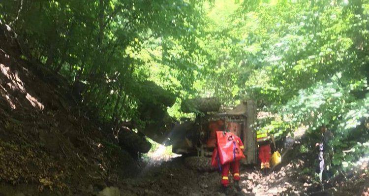 Persoană surprinsă sub utilaj în pădure pe Valea Blidarului