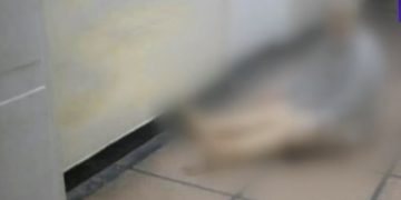 Imagini îngrozitoare din Spitalul Reșița: pacienți ținuți goi pe holuri și mizerie de nedescris. Ce spune managerul unităţii spitaliceşti