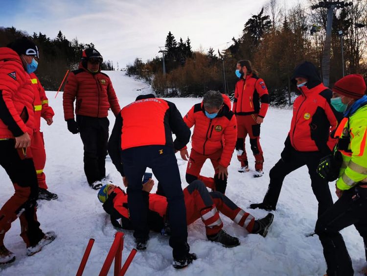 Exercițiu în teren al salvamontiştilor, pe pârtia Roata – Cavnic