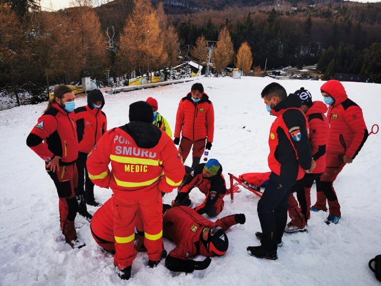 Exercițiu în teren al salvamontiştilor, pe pârtia Roata – Cavnic