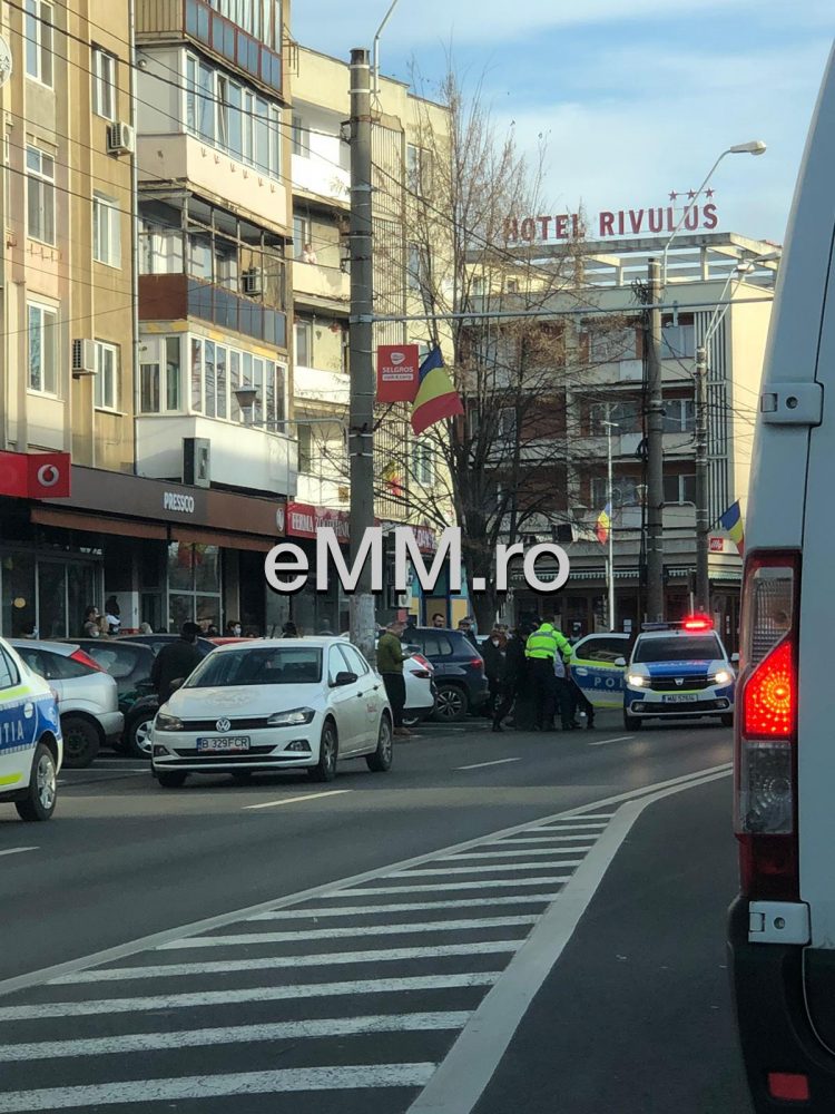 Scandal în centrul municipiului Baia Mare. Intervin poliţiştii, bărbat încătuşat – FOTO, VIDEO