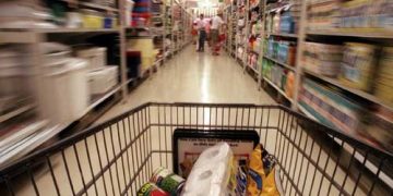 Coșurile de cumpărături ar putea fi interzise în supermarketuri