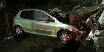 Prăpăd la Tăuții de Sus. Cu 0,99 în etilotest un șofer a distrus totul în cale și, de față cu polițiștii, a sărit să îl bată pe un alt șofer