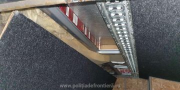 Poliţiştii de frontieră au depistat 700 de pachete cu țigări ascunse în pereţii unui microbuz