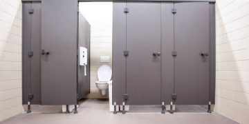 O tânără a suferit șocul vieții ei, în toaleta unui mall: „Era un bărbat la vreo 50-60 de ani”