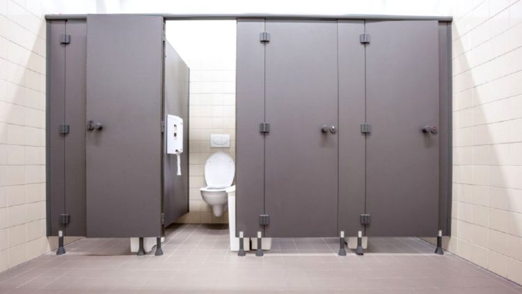 O tânără a suferit șocul vieții ei, în toaleta unui mall: „Era un bărbat la vreo 50-60 de ani”