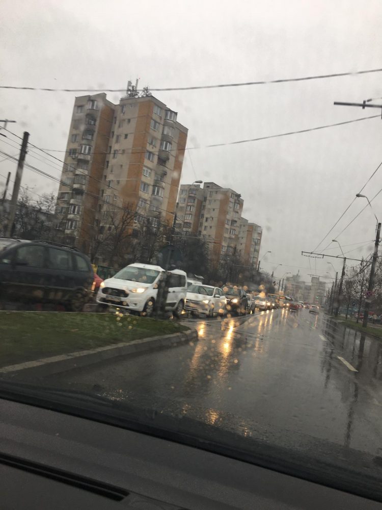 Trafic infernal în Baia Mare! Sensuri giratorii blocate – FOTO