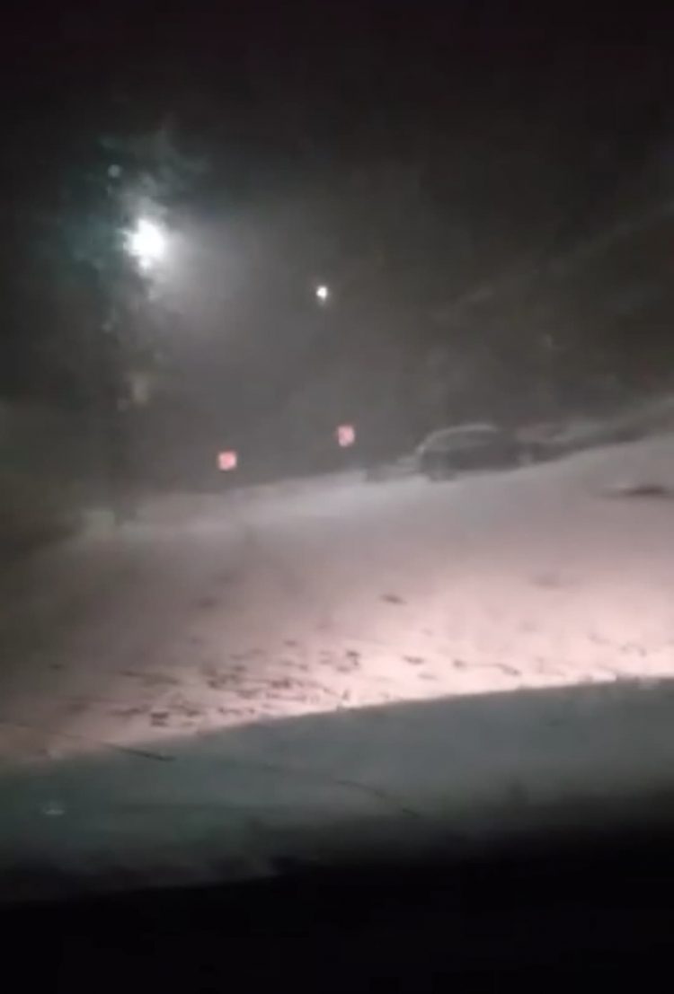 CIRCULAȚIE DE COȘMAR! Zăpada a îngropat șoselele, iar drumarii din Maramureș stau cu mâinile în sân!