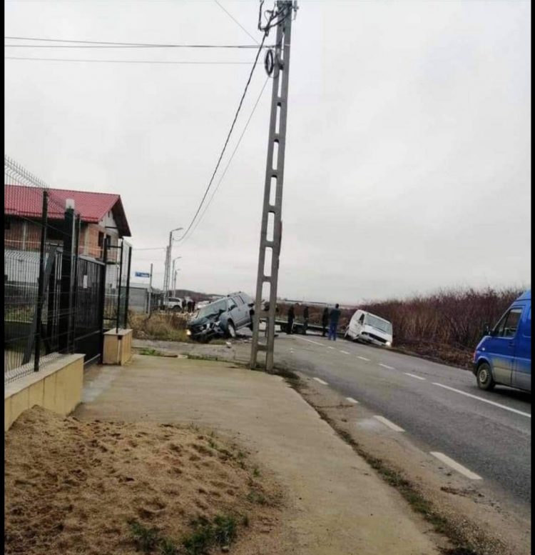 Accident pe strada Dumbravei! O persoană este încarcerată