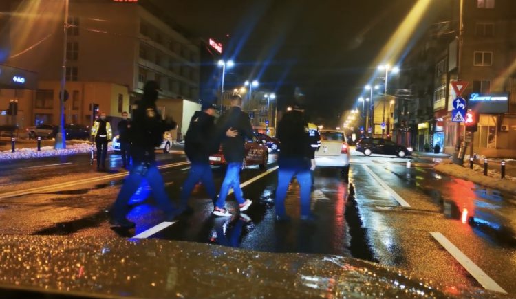 DOUĂ MAŞINI S-AU CIOCNIT LA INTERSECŢIA DINTRE STRĂZILE G. COŞBUC ŞI CULTURII. UN ȘOFER ERA BĂUT ȘI S-A ASCUNS ÎN SCARA UNUI BLOC