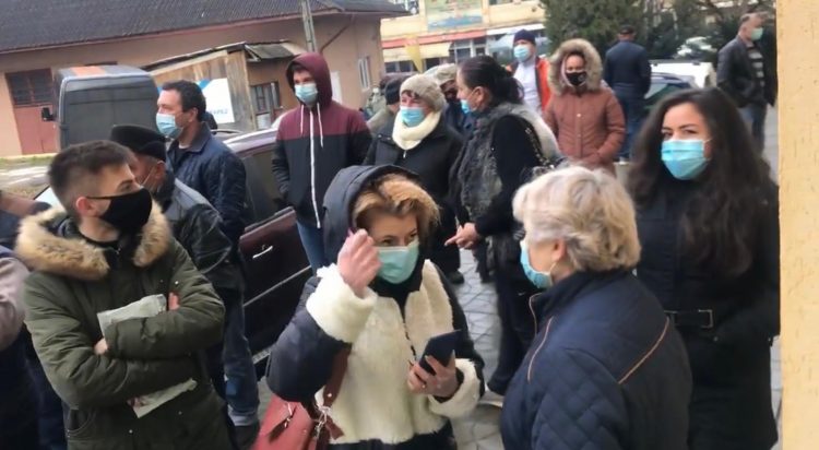 FOTO: Șomcutenii au ieșit în stradă! CL și primarul dezbat deschiderea gropii de gunoi de pe Calea Mireșului