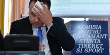 Un ziarist de investigații blochează titlul de doctor al fostului ministru Liviu Pop