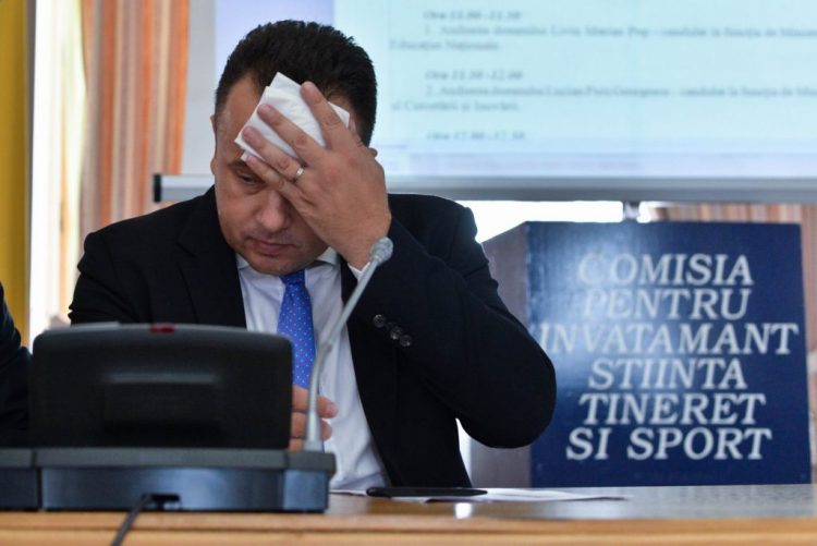 Un ziarist de investigații blochează titlul de doctor al fostului ministru Liviu Pop