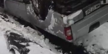 FOTO: Cascadorii în Săcălășeni! Un șofer a ajuns cu mașina în șanț, cu roțile în sus, după ce s-a izbit de un podeț