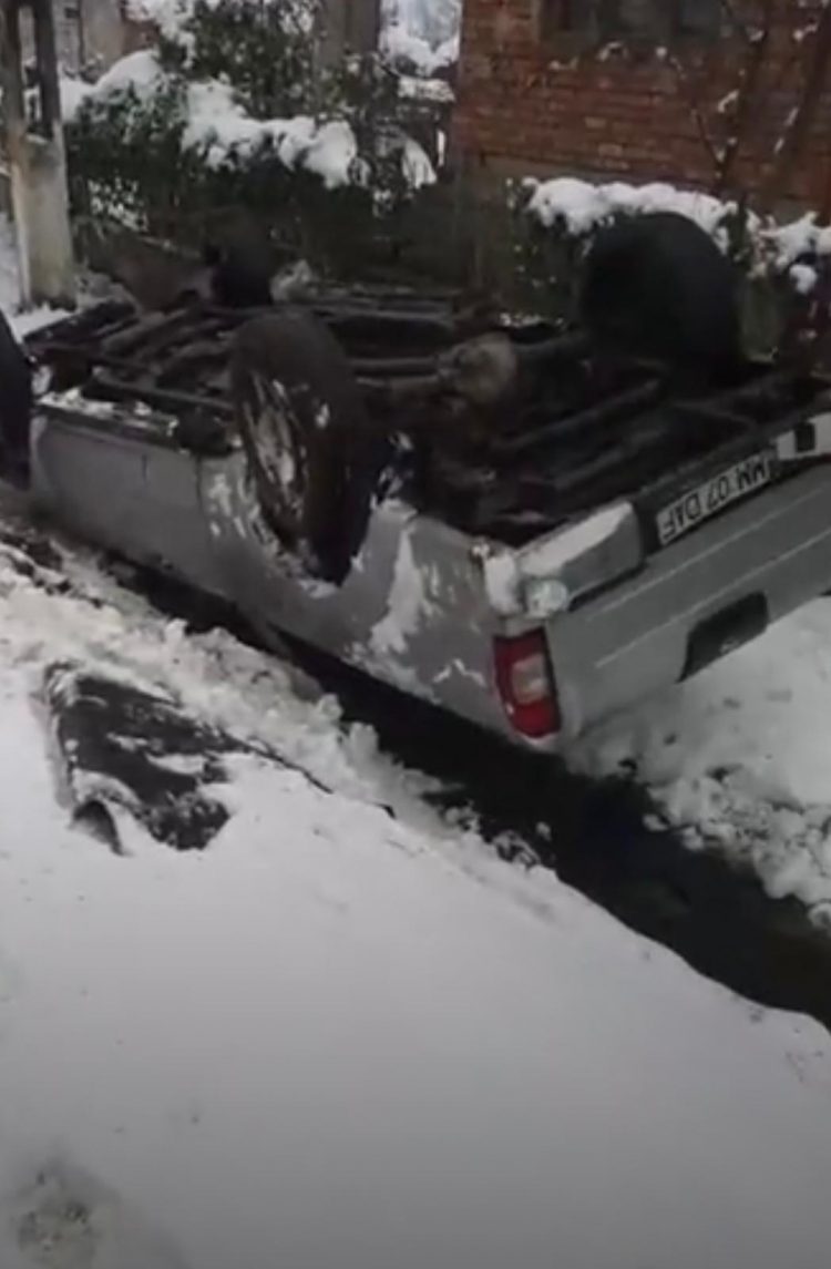 FOTO: Cascadorii în Săcălășeni! Un șofer a ajuns cu mașina în șanț, cu roțile în sus, după ce s-a izbit de un podeț