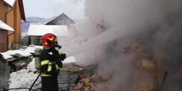 EXCLUSIV FOTO/VIDEO: O lemnărie arde ca o torță în Vișeu de Mijloc