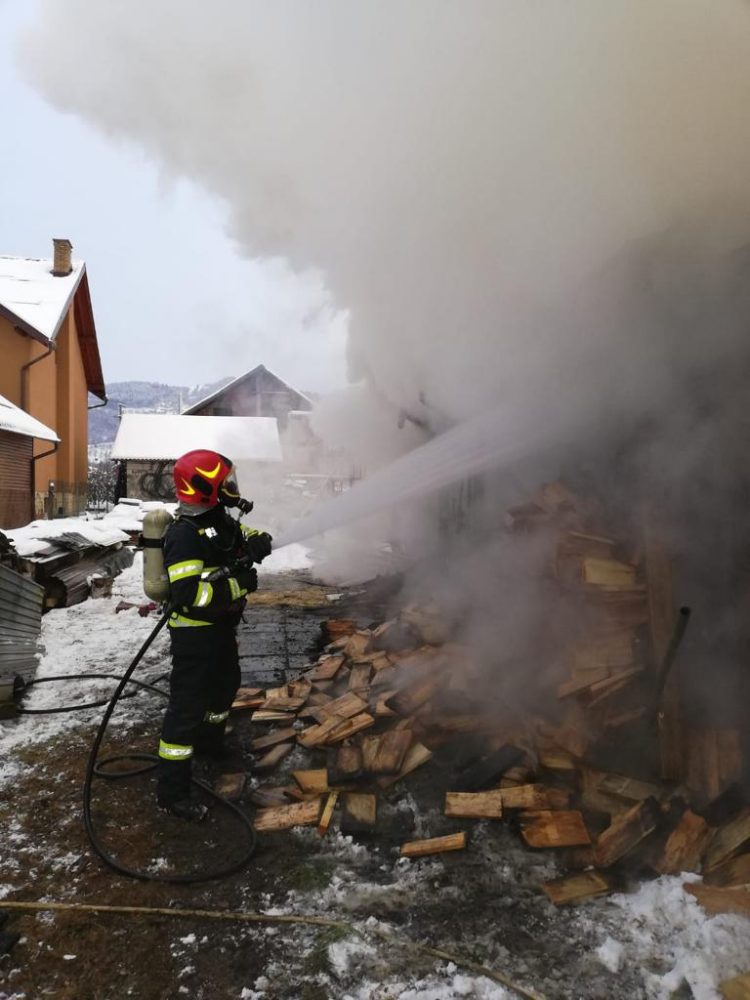 EXCLUSIV FOTO/VIDEO: O lemnărie arde ca o torță în Vișeu de Mijloc