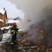 EXCLUSIV FOTO/VIDEO: O lemnărie arde ca o torță în Vișeu de Mijloc