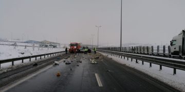 Trei persoane decedate și una rănită grav după impactul dintre o mașină și un utilaj de deszăpezire