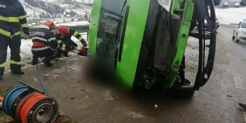 S-a activat planul roşu. Doi morţi, după ce un microbuz s-a răsturnat