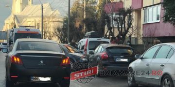 Accident pe strada Hortensiei. Un şofer a pătruns pe contrasens şi a lovit două maşini parcate – foto