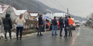 Grav accident la Bârsana. O ambulanţă a fost proiectată în şanţ – FOTO, VIDEO
