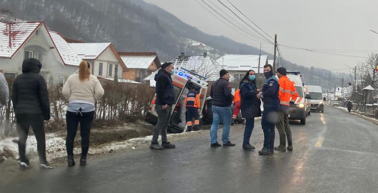 Grav accident la Bârsana. O ambulanţă a fost proiectată în şanţ – FOTO, VIDEO