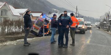 Grav accident la Bârsana. O ambulanţă a fost proiectată în şanţ – FOTO, VIDEO