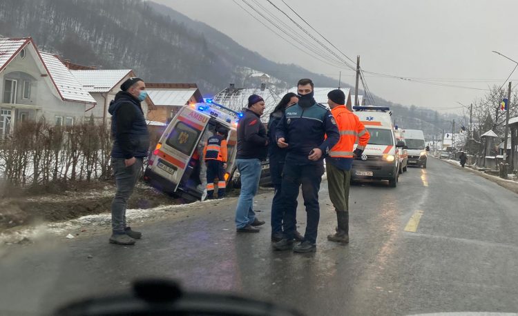 Grav accident la Bârsana. O ambulanţă a fost proiectată în şanţ – FOTO, VIDEO