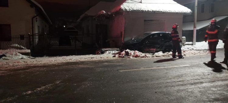 Mai mulţi răniţi, trei maşini făcute praf şi o conductă de gaz spartă la Tăuţii de Sus – foto